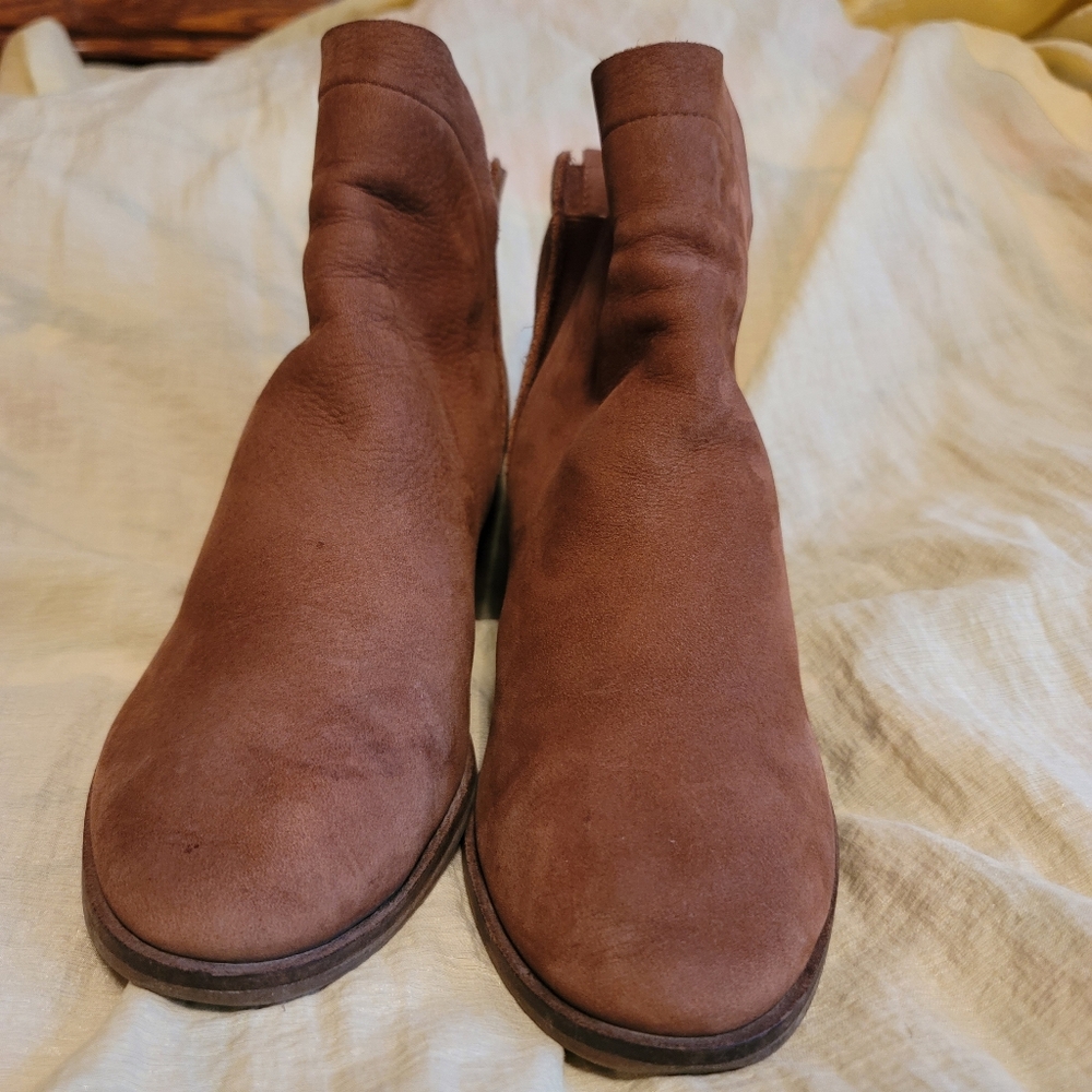 LN.  Lucky Brand Ankle Booties. Size 7.5.  (867)